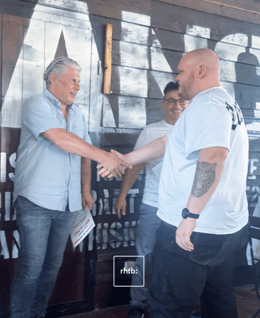 Dominik Svitek wird ausgezeichnet und bekommt Urkunde verliehen